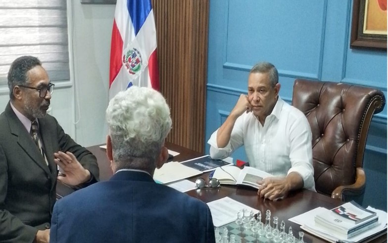 Fundación Rosario Gatón presenta al senador Franklin Romero innovador proyecto para aprovechar la cáscara del cacao